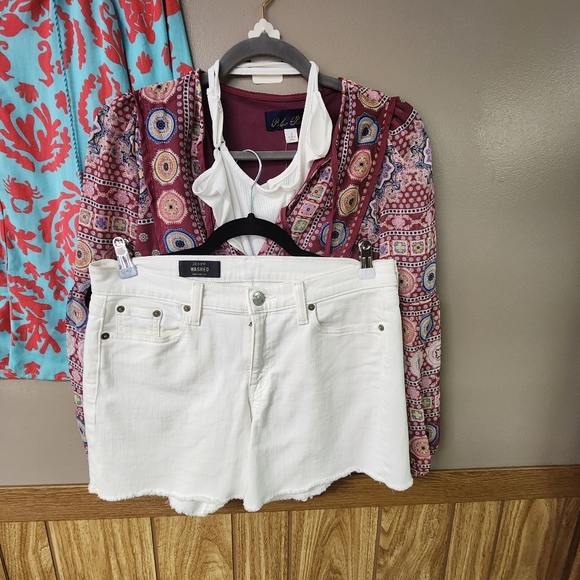 3 piece bundle: Blue Rain boho top,s;  Lilly Pulitzer top, xs;sz 29 white shorts - Picture 9 of 12